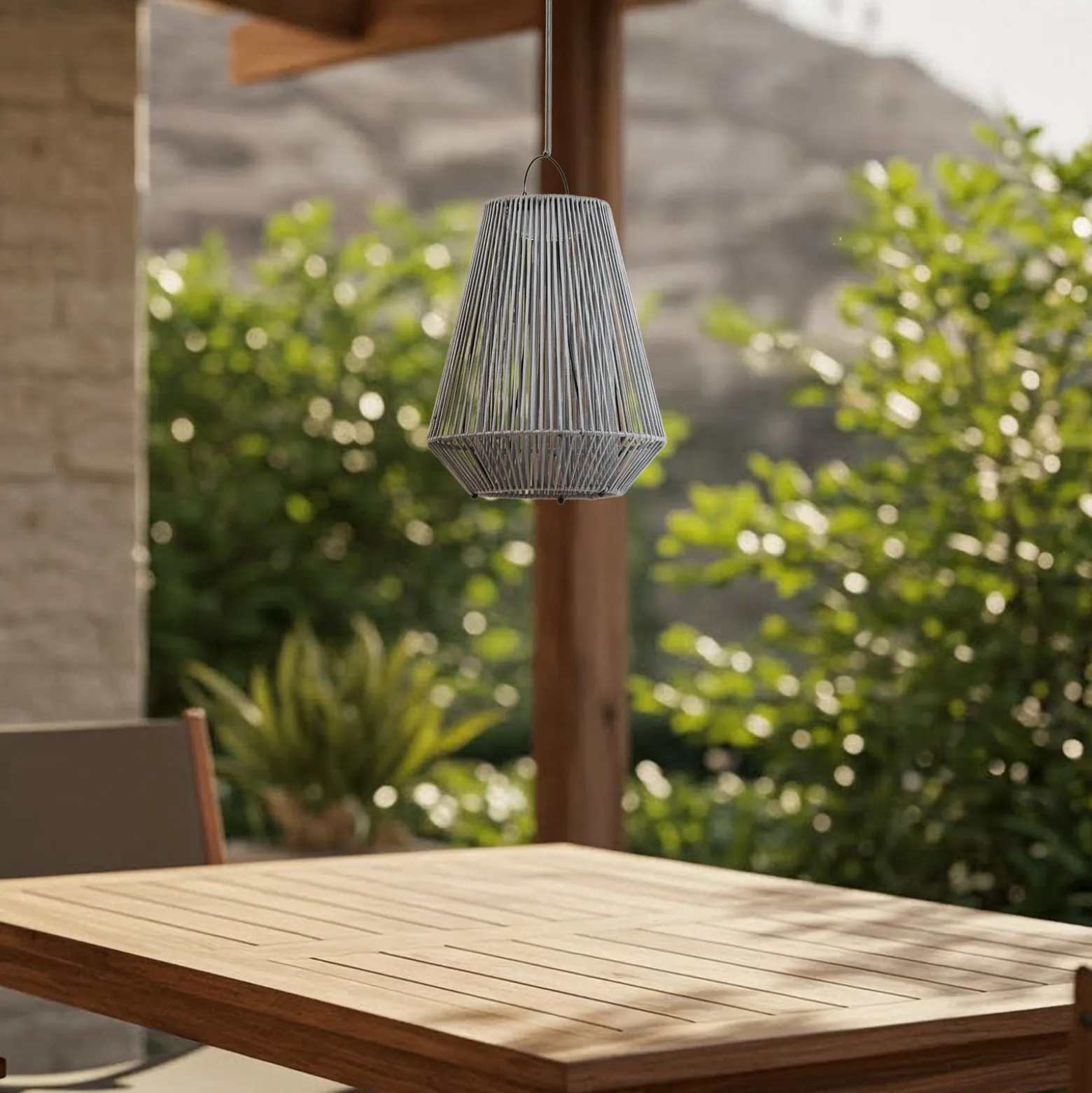 Lindby LED-aurinkokäyttöinen riippuvalaisin Austas, harmaa, Ø 32 cm, USB, IP54