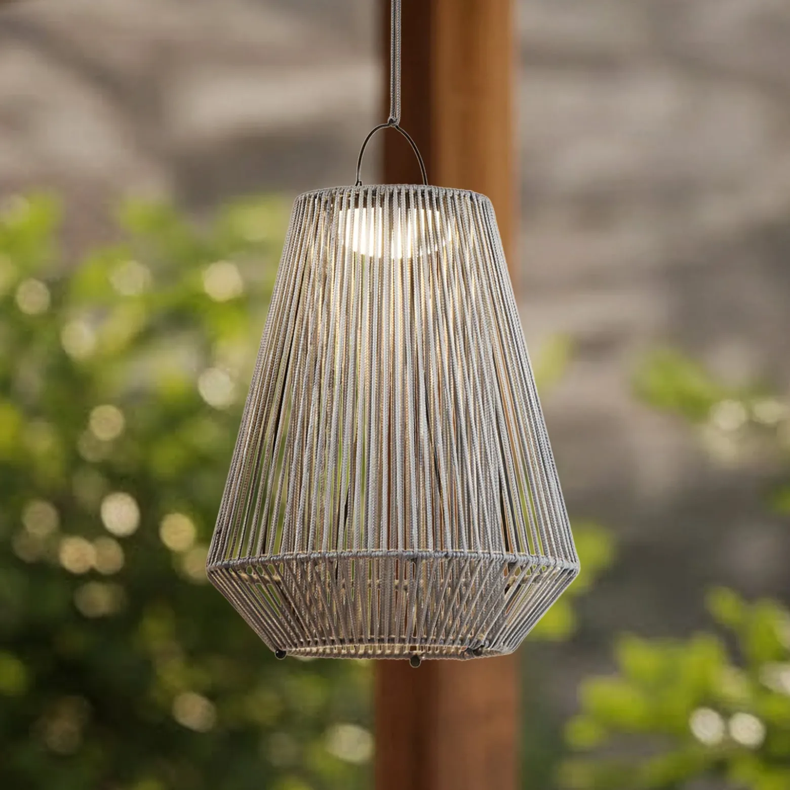 Lindby LED-aurinkokäyttöinen riippuvalaisin Austas, harmaa, Ø 32 cm, USB, IP54