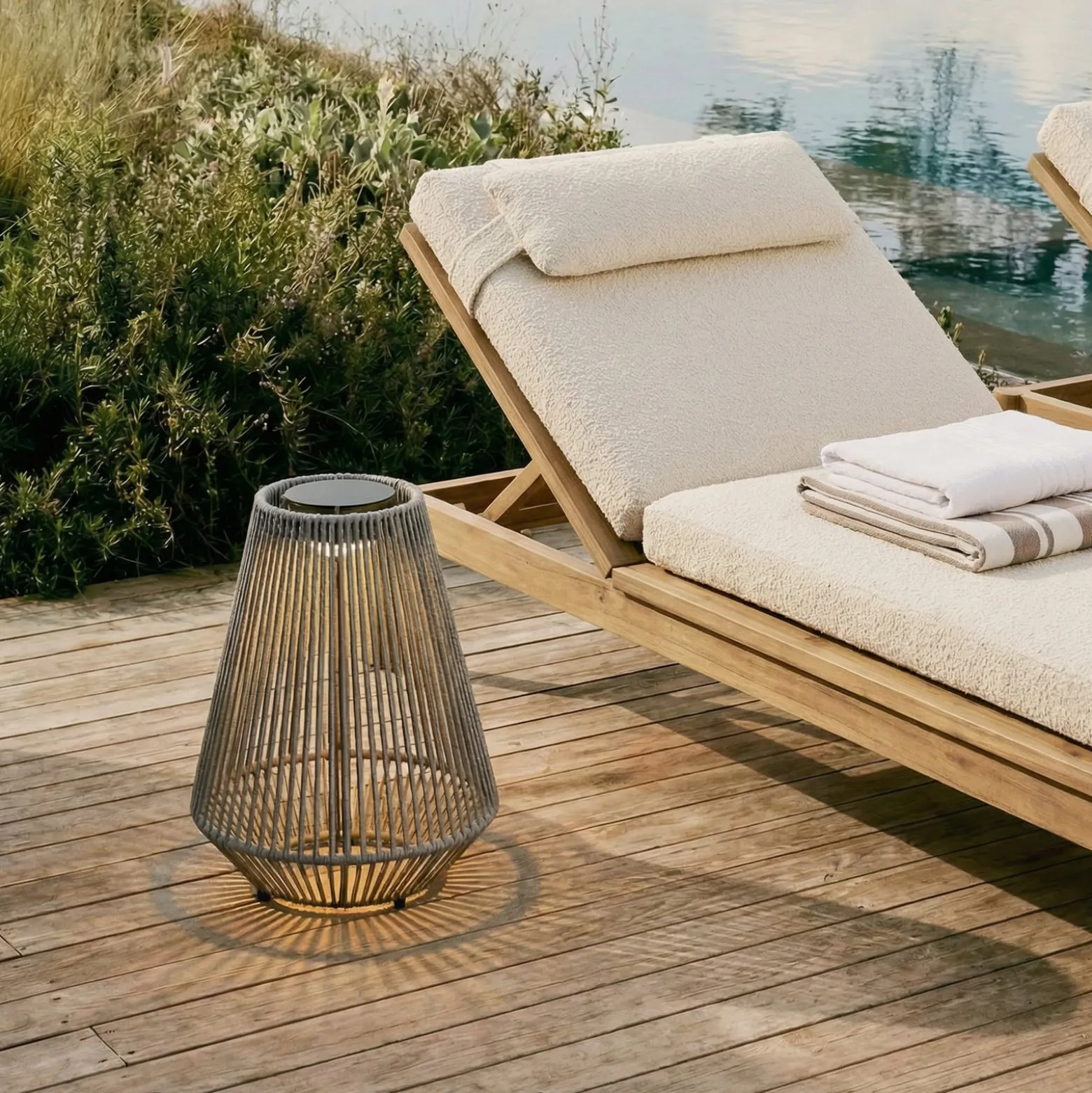 Lindby LED-aurinkokäyttöinen riippuvalaisin Austas, harmaa, Ø 32 cm, USB, IP54