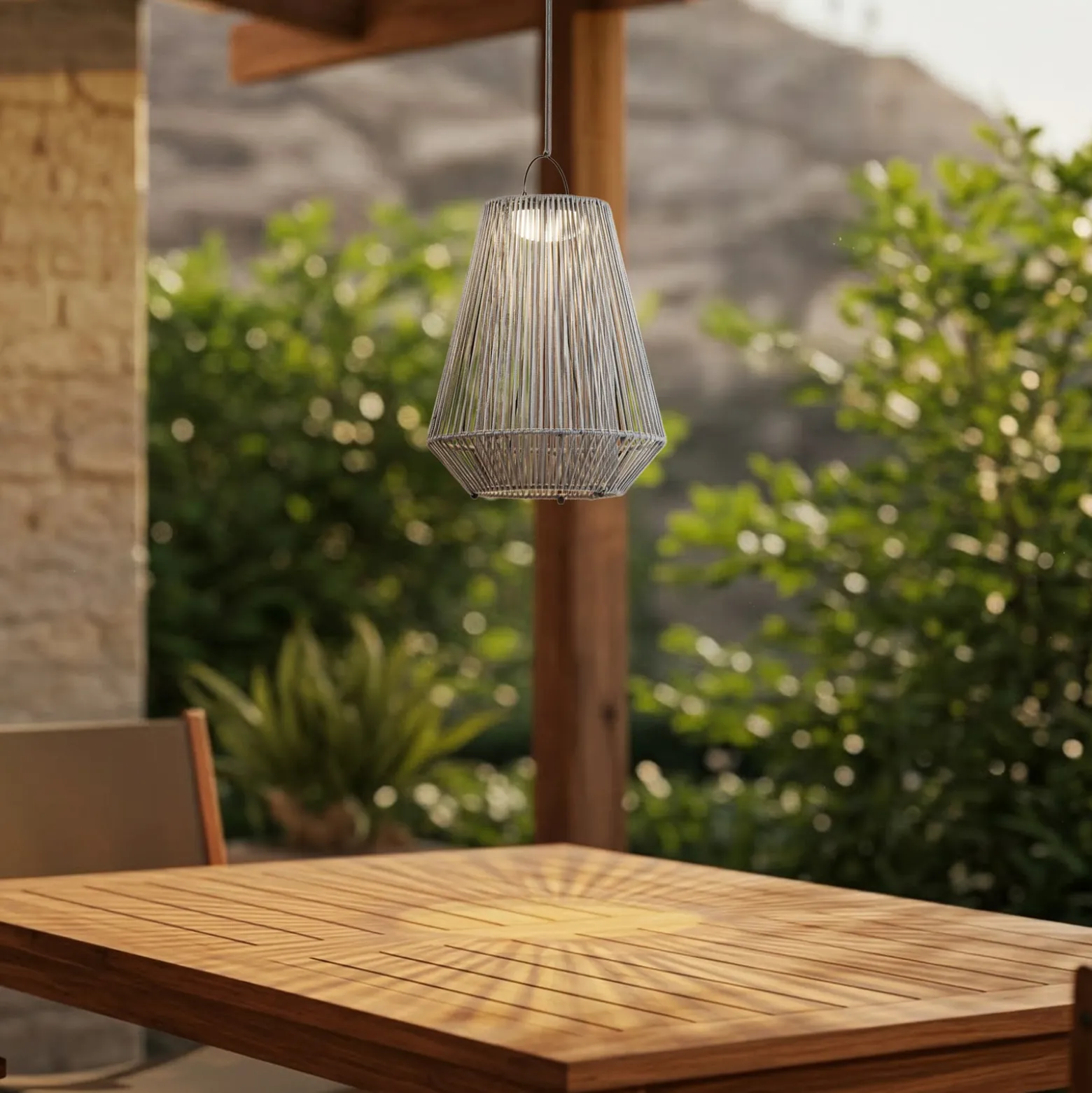 Lindby LED-aurinkokäyttöinen riippuvalaisin Austas, harmaa, Ø 32 cm, USB, IP54