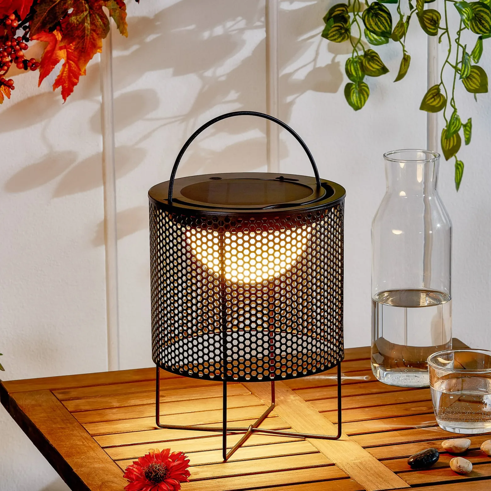 Lindby LED-aurinkoparatiisivalaisin Achilleas, RGBW, musta