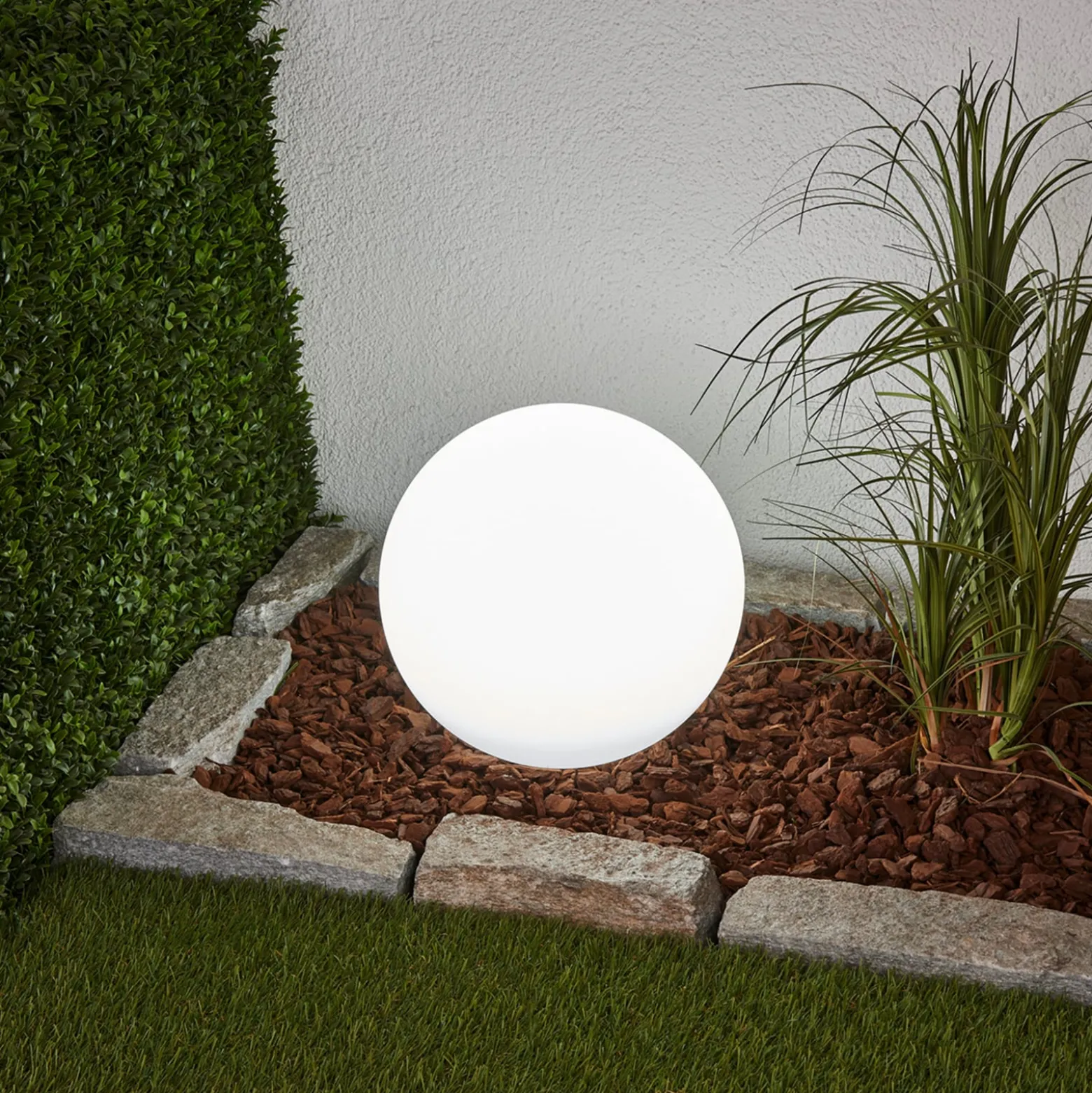 Lindby LED-aurinkovalaisin Lago, Ø 30 cm, maapallo, maapiikki, valkoinen