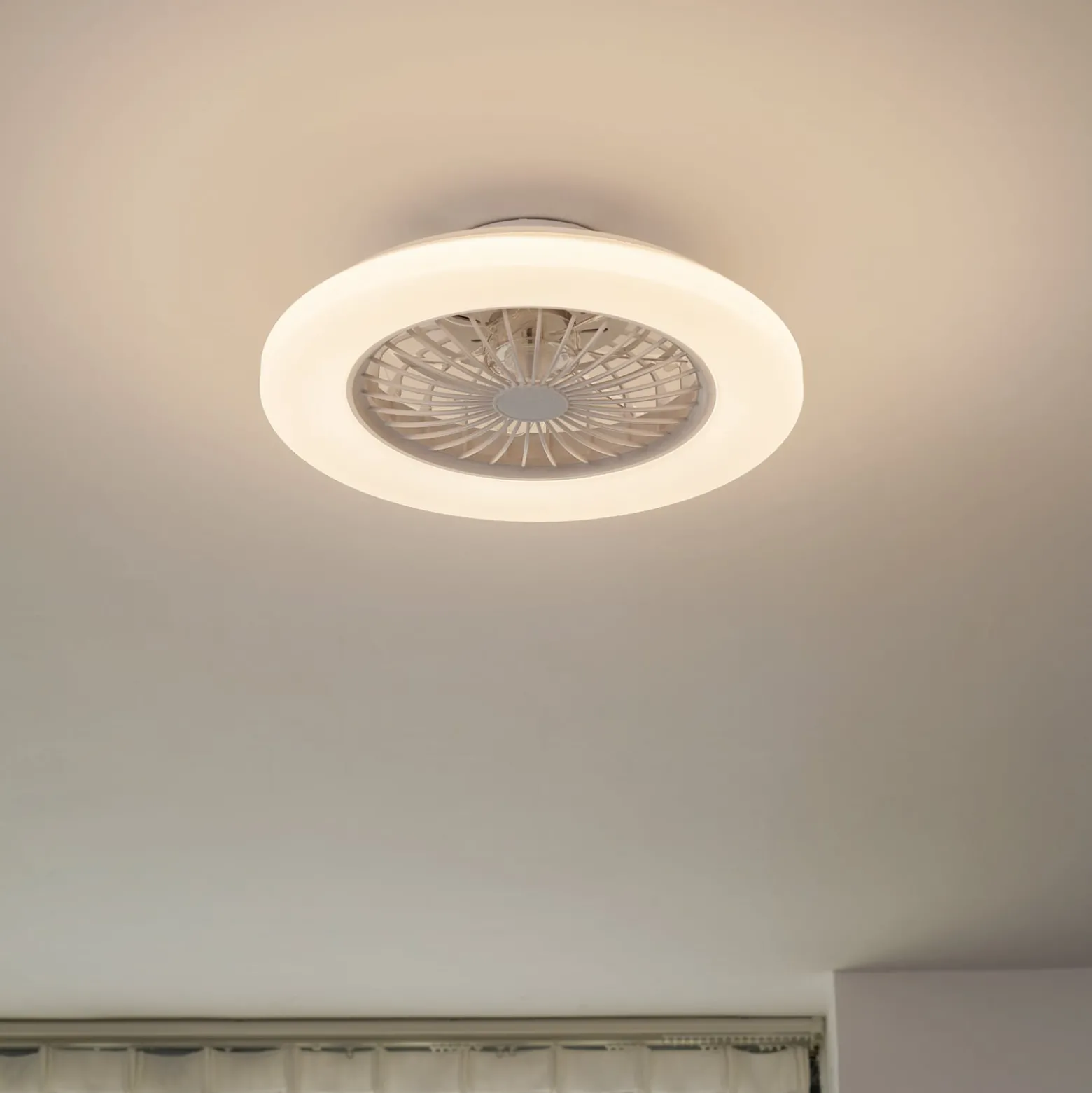 Lindby LED-kattotuuletin Vedin, valkoinen, DC, Ø 49 cm, CCT