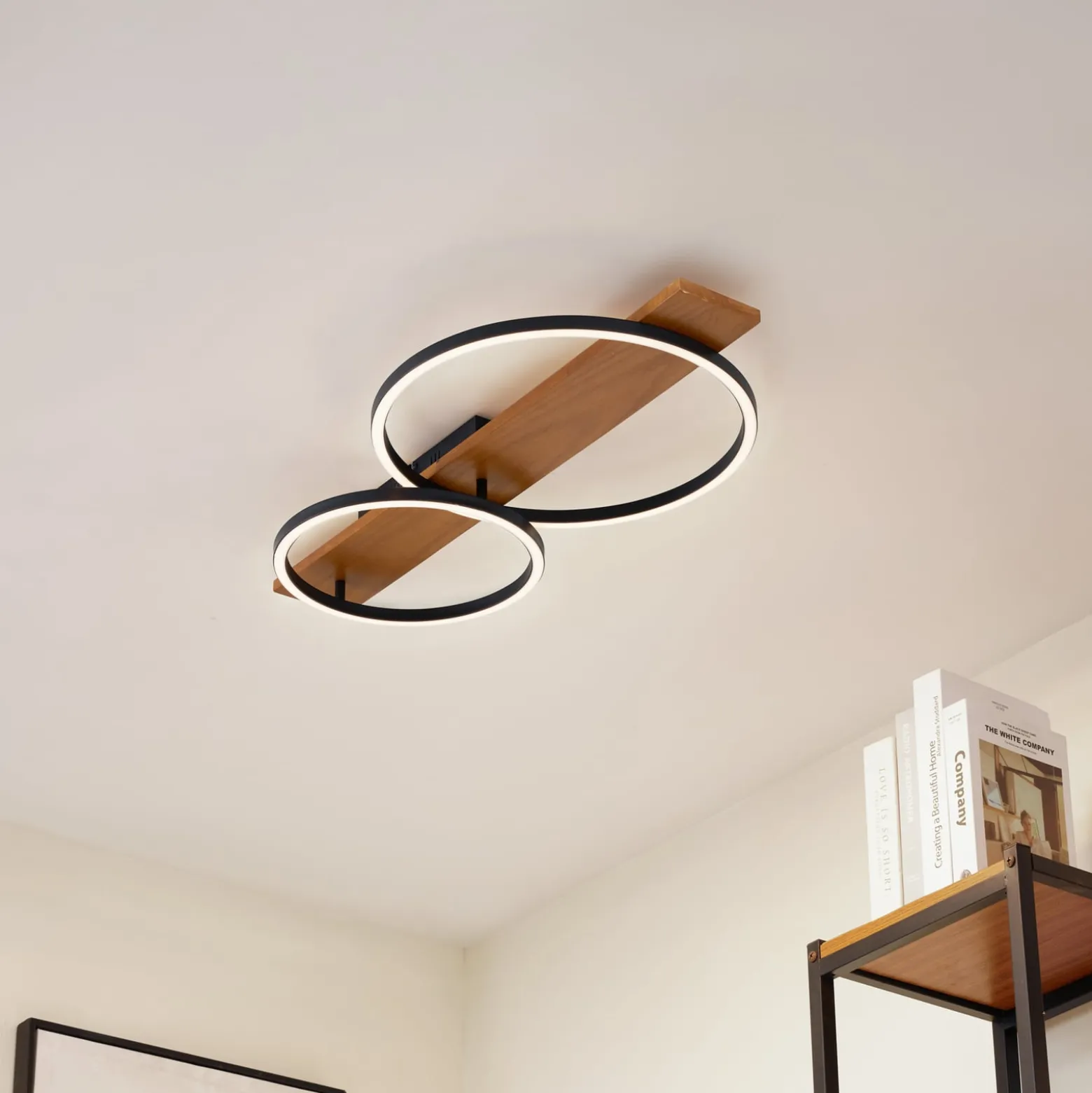 Lindby LED-kattovalaisin Galad, musta, puu, 2-valo, 75 cm