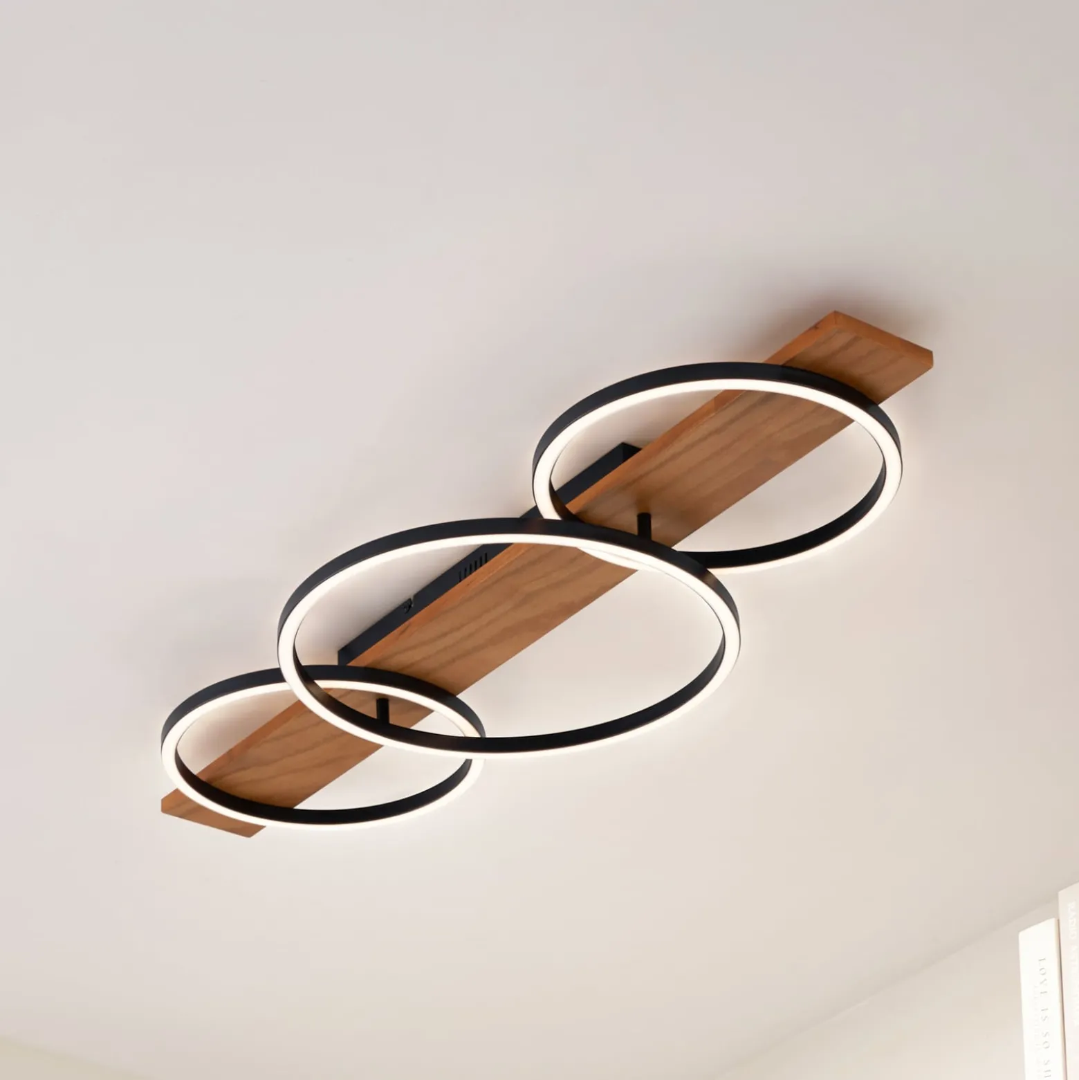 Lindby LED-kattovalaisin Galad, musta, puu, 3-valo, 98 cm