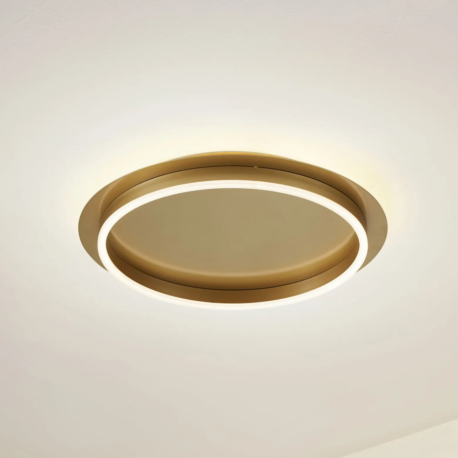 Lindby LED-kattovalaisin Kunis, kulta, muovia, Ø 46cm