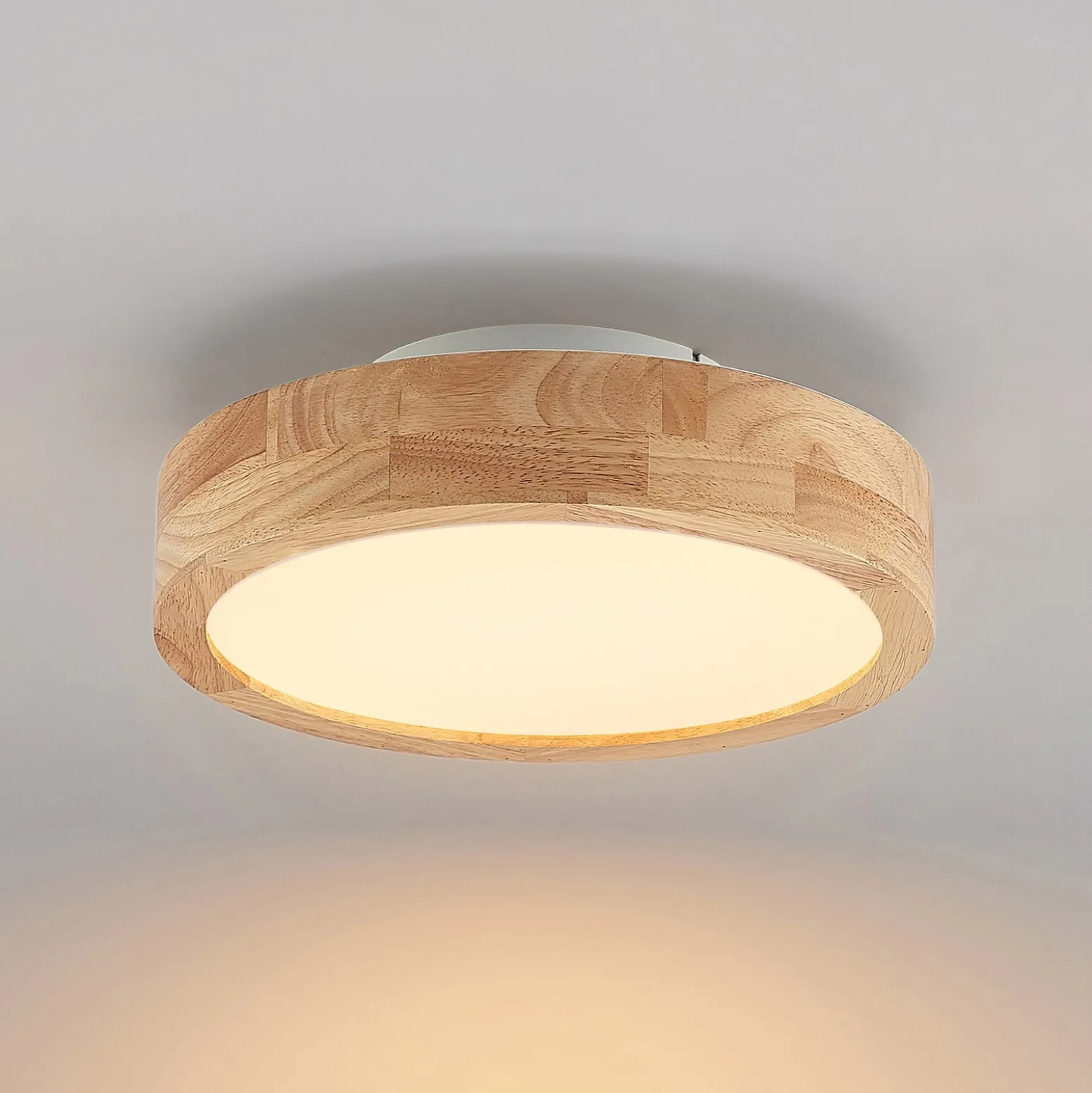 Lindby LED-kattovalaisin Lanira, Ø 30 cm, puu, kaukosäädin, CCT