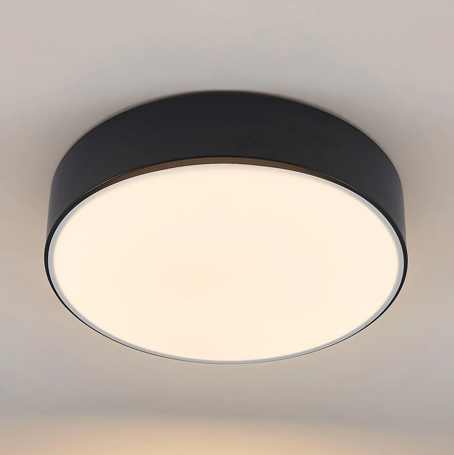 Lindby LED-kattovalaisin Simera, Ø 30 cm, musta, valkoinen