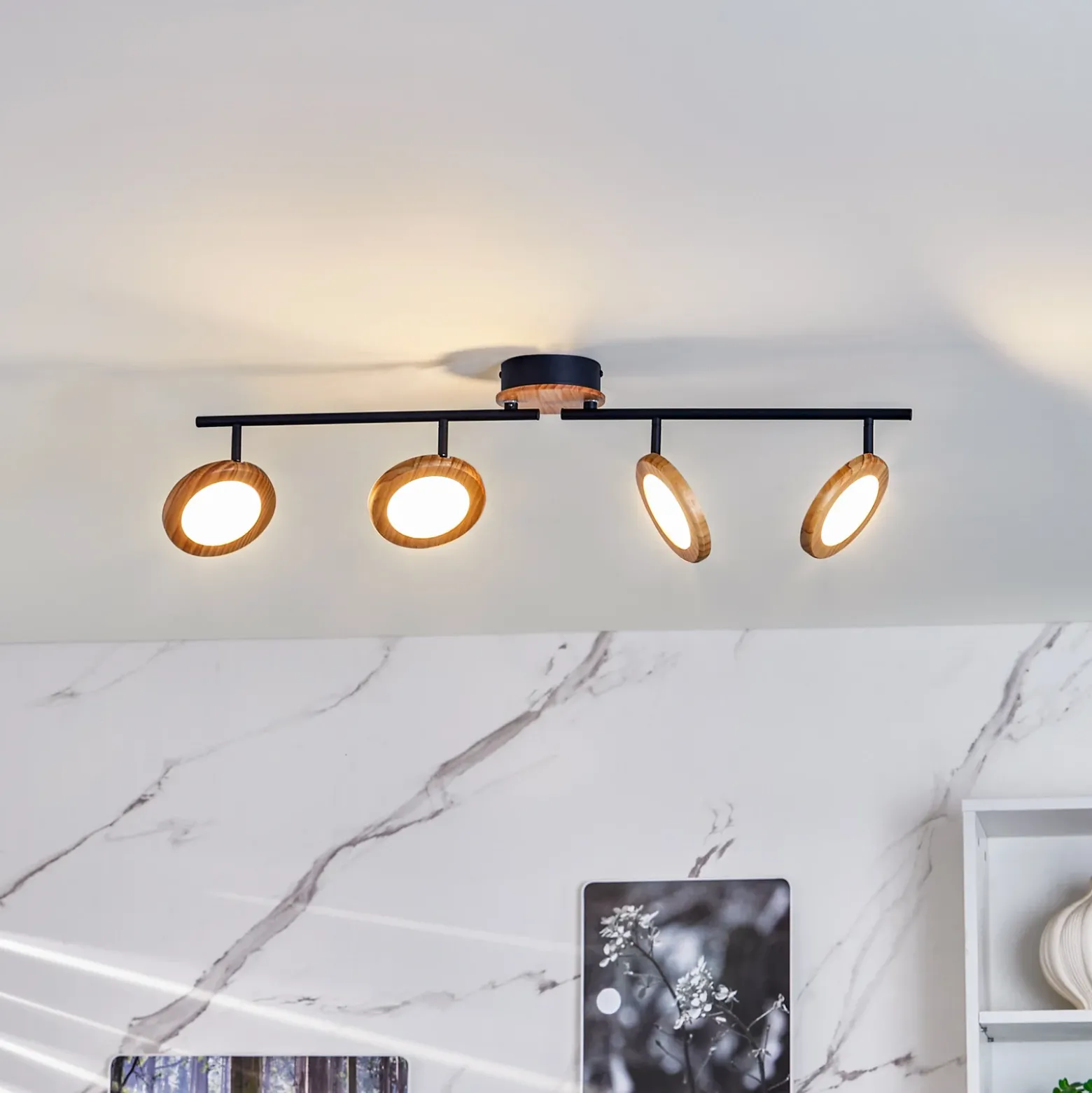 Lindby LED-kohdevalaisin Manel, puu, 84 cm pitkä, 4-valo, 4 valoa