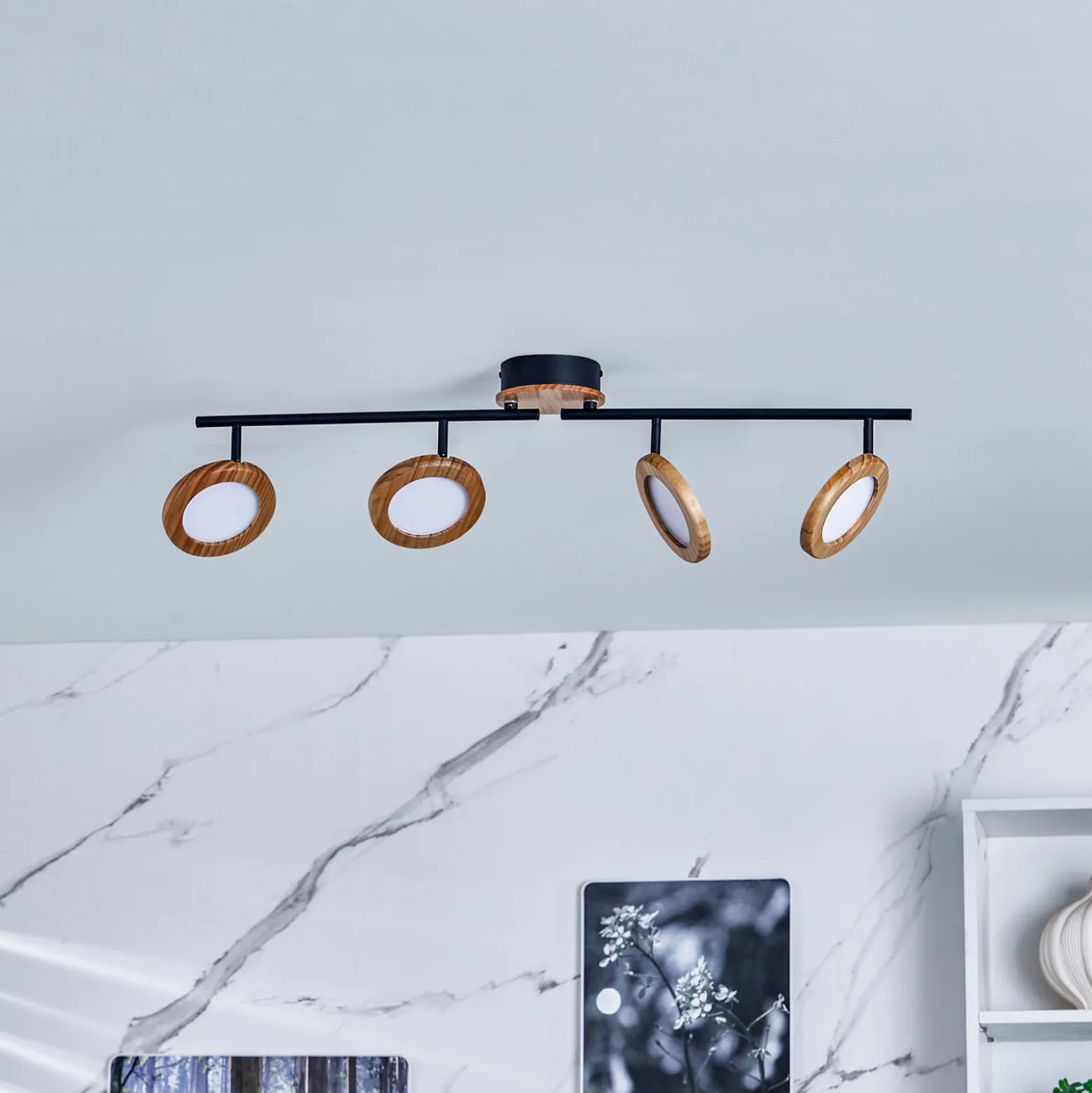 Lindby LED-kohdevalaisin Manel, puu, 84 cm pitkä, 4-valo, 4 valoa