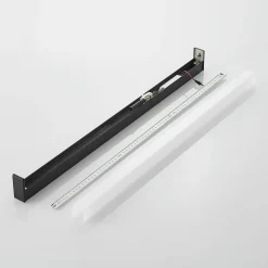 Lindby LED-kylpyhuoneen seinävalaisin Ulisan, 89 cm, musta, kulmikas