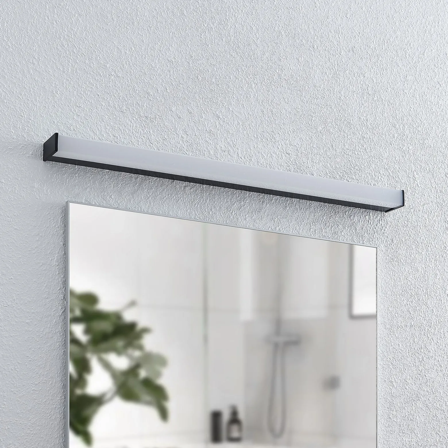 Lindby LED-kylpyhuoneen seinävalaisin Ulisan, 89 cm, musta, kulmikas