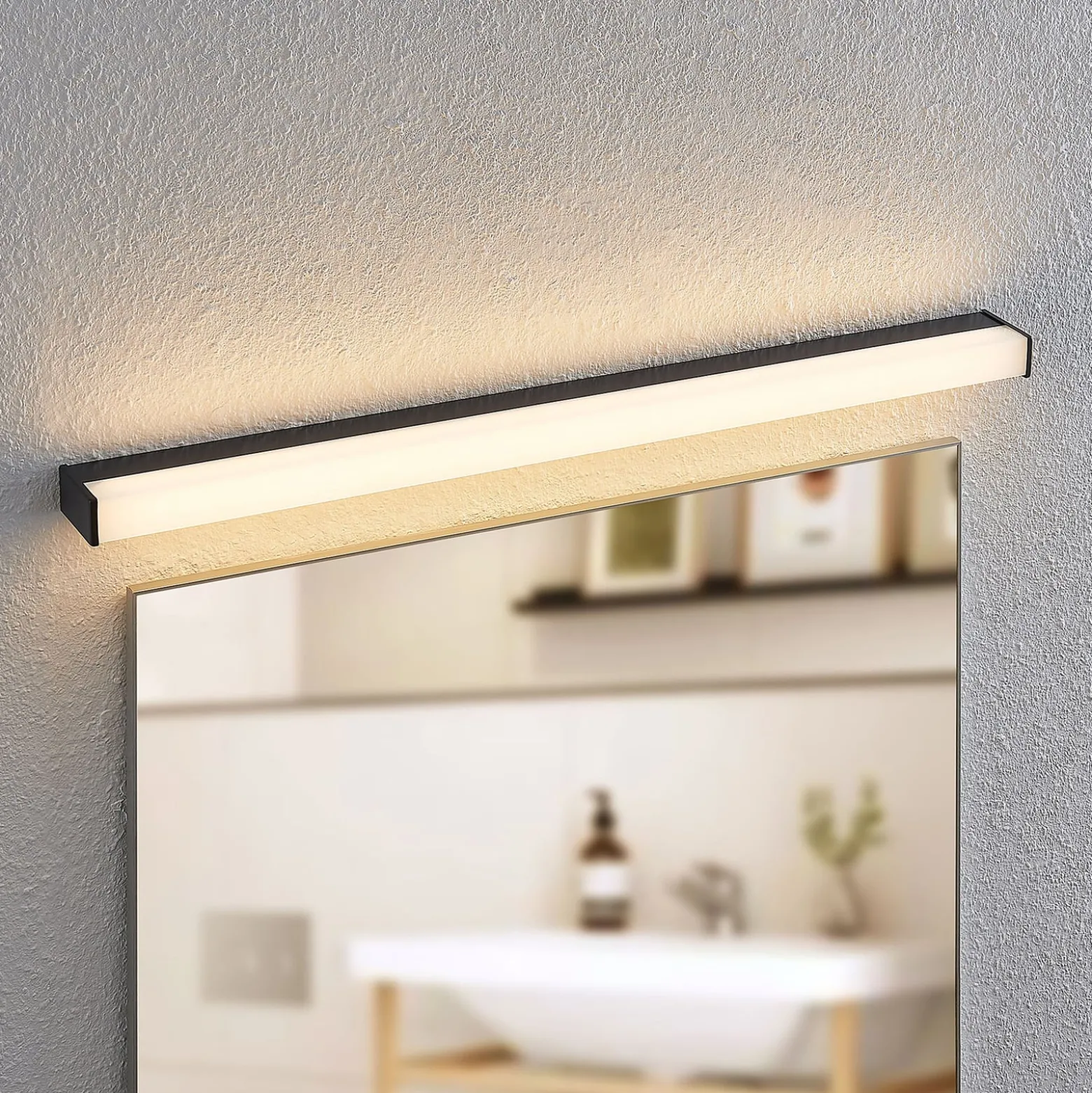 Lindby LED-kylpyhuoneen seinävalaisin Ulisan, 89 cm, musta, kulmikas