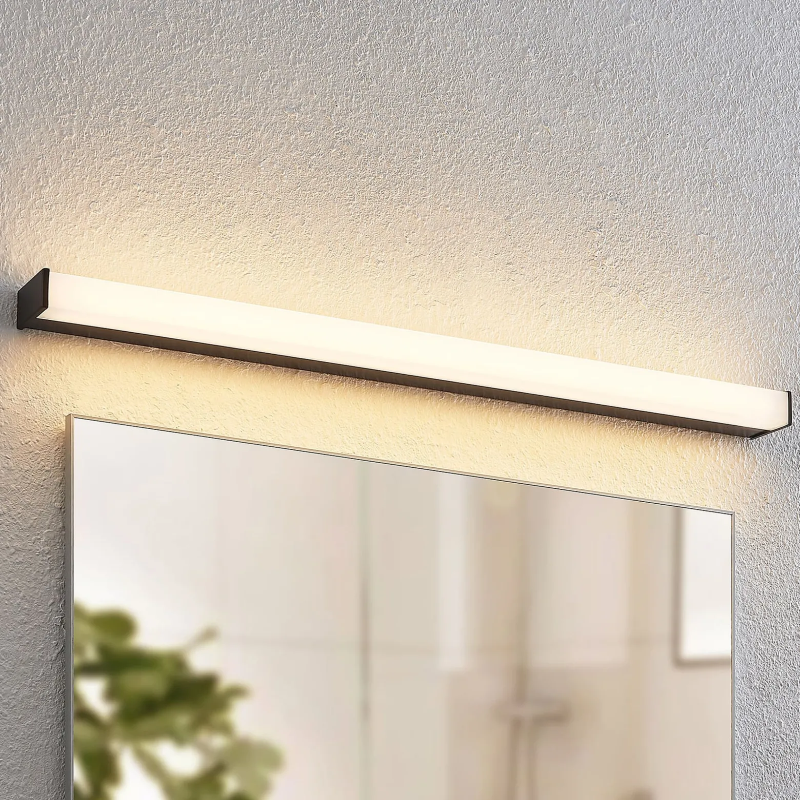 Lindby LED-kylpyhuoneen seinävalaisin Ulisan, 89 cm, musta, kulmikas