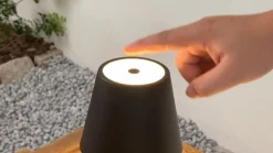 Lindby LED ladattava pöytävalaisin Janea CUBE, musta, metallia