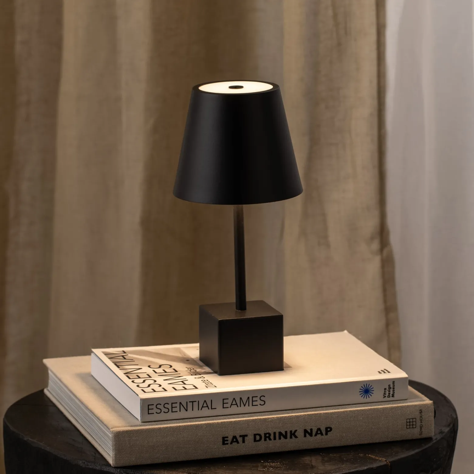 Lindby LED ladattava pöytävalaisin Janea CUBE, musta, metallia