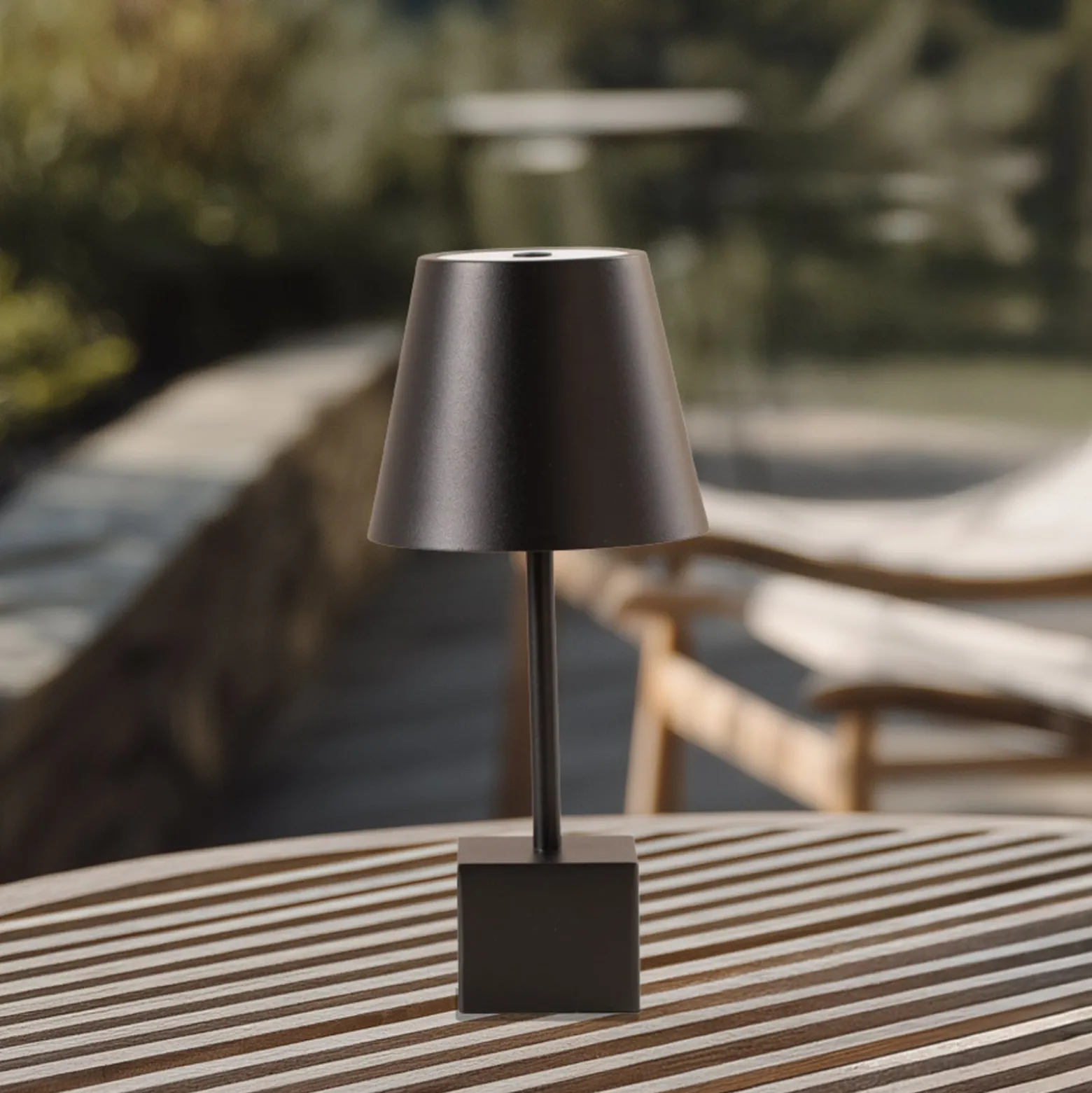 Lindby LED ladattava pöytävalaisin Janea CUBE, musta, metallia