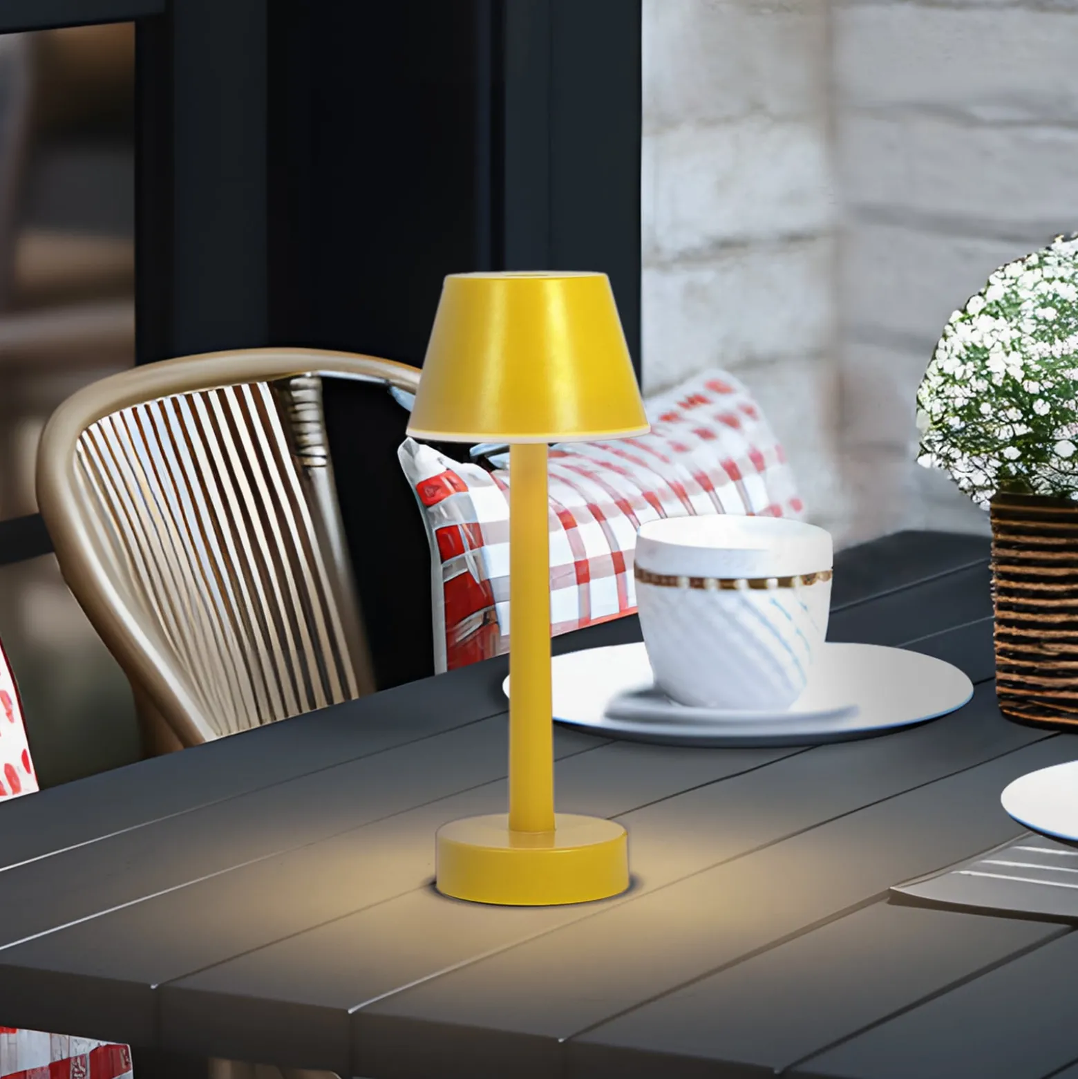 Lindby LED-ladattava valaisin Gaja, keltainen, USB, IP44, RGBW,