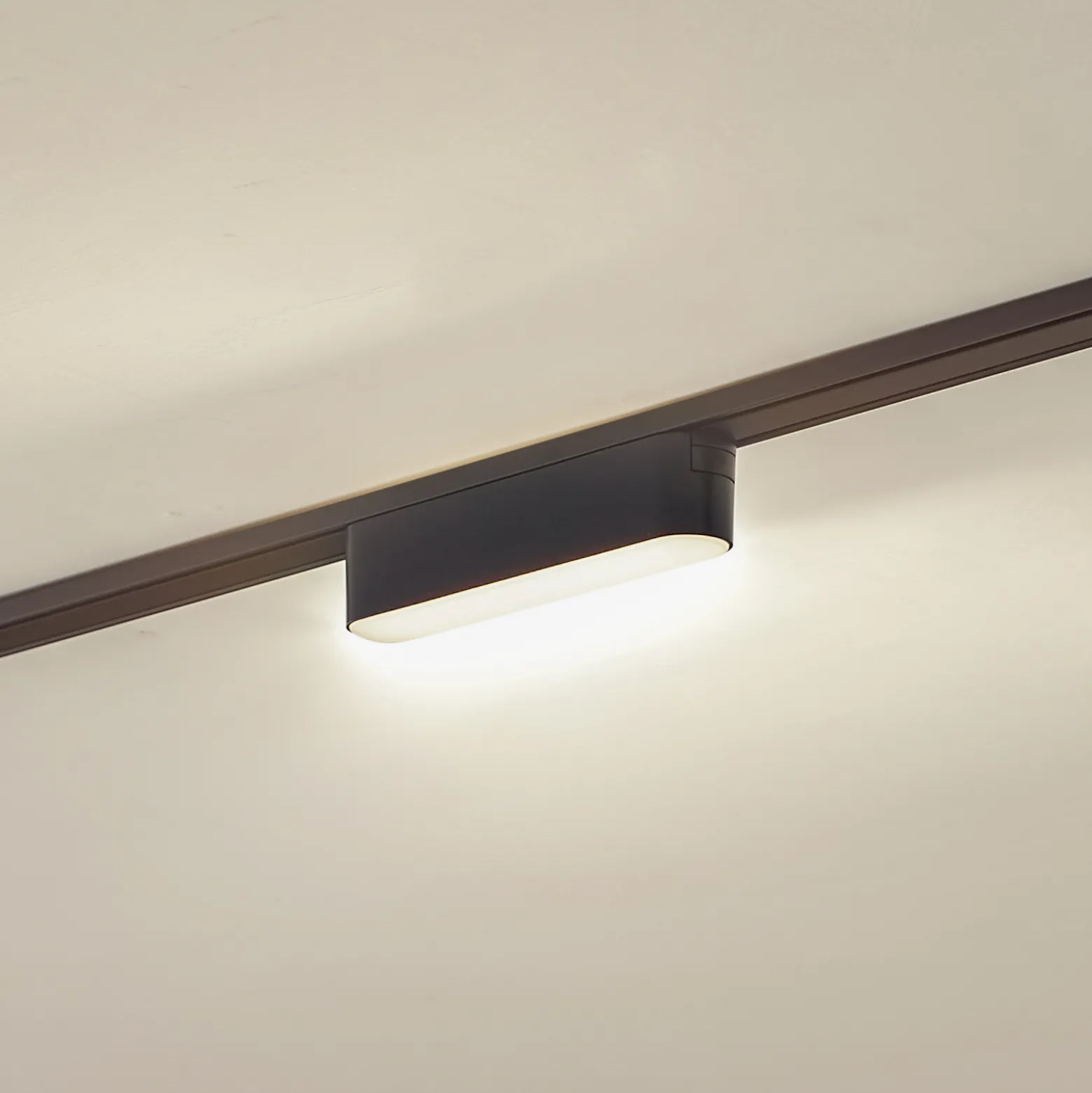 Lindby LED-nauha 48 V Lumaro, musta,5W,muovinen,himmennettävä