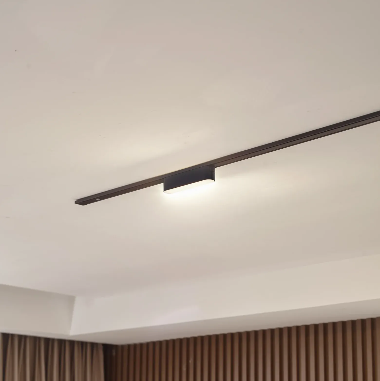 Lindby LED-nauha 48 V Lumaro, musta,5W,muovinen,himmennettävä
