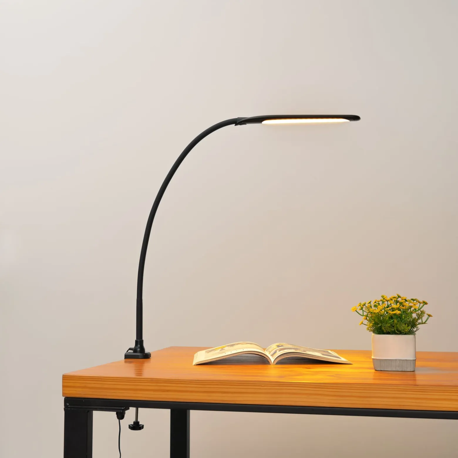 Lindby LED-puristinvalaisin Nilay, korkeus 70 cm, CCT, kotitoimisto,