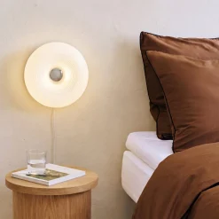 Lindby LED-pöytä-/seinälamppu Fjora, valkoinen/kromi, Ø 30 cm, himmennettävä.