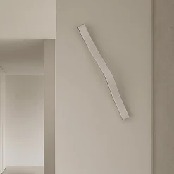 Lindby LED-seinävalaisin Alvon, hopea, korkeus 50 cm, metalli