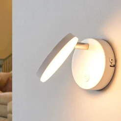 Lindby LED-seinävalaisin Milow, valkoinen, 9,6 cm korkea, kytkin