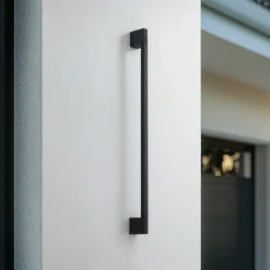 Lindby LED-seinävalaisin Neano, 90 cm, musta, metalli, IP54