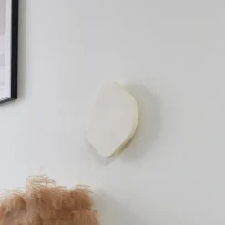Lindby LED-seinävalaisin Nielson, beige, kipsi, korkeus 30 cm