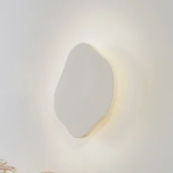 Lindby LED-seinävalaisin Nielson, beige, kipsi, korkeus 30 cm