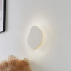 Lindby LED-seinävalaisin Nielson, beige, kipsi, korkeus 30 cm
