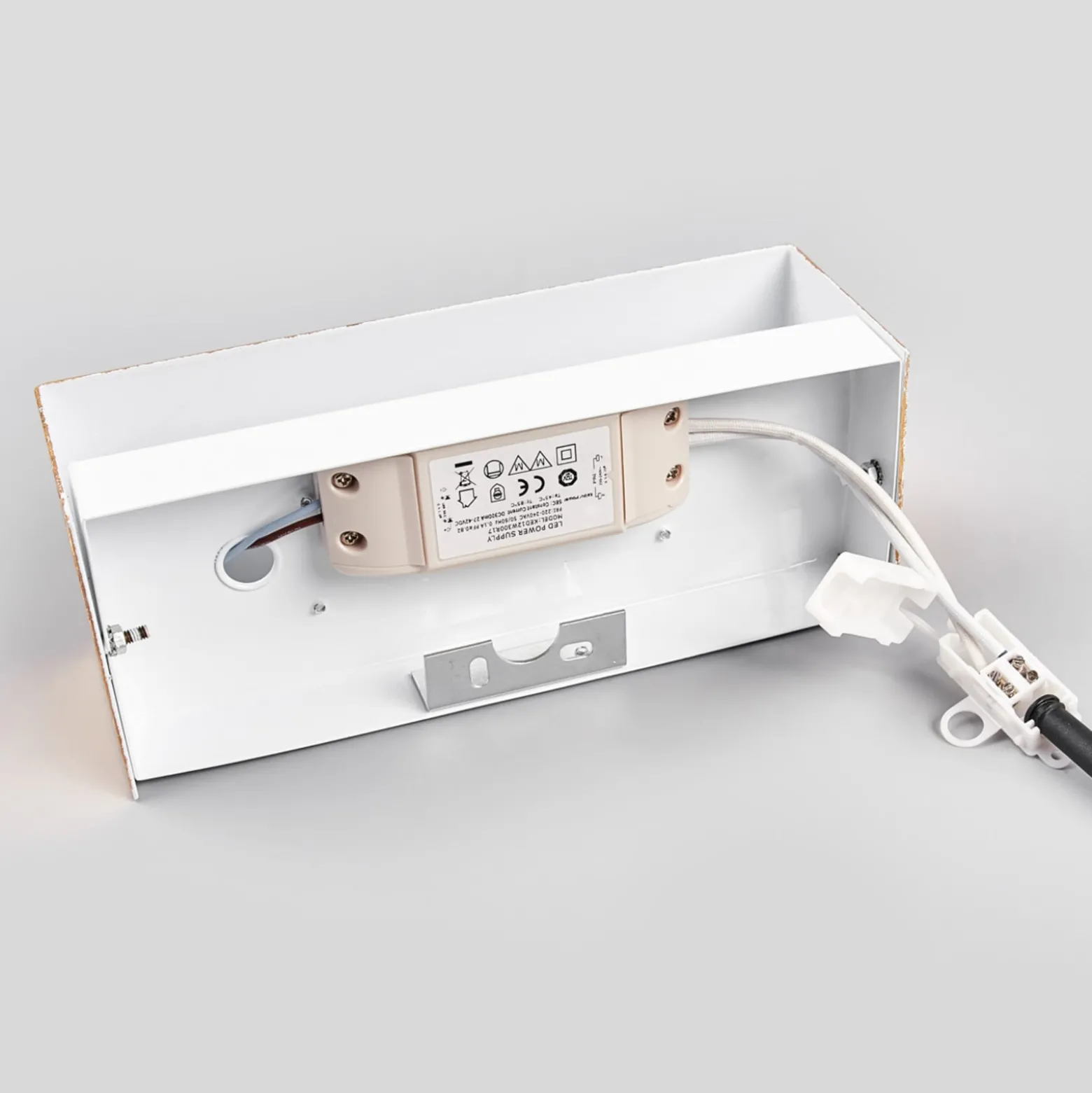 Lindby LED-seinävalaisin Quentin, 23cm leveä, kullanvärinen, metallia
