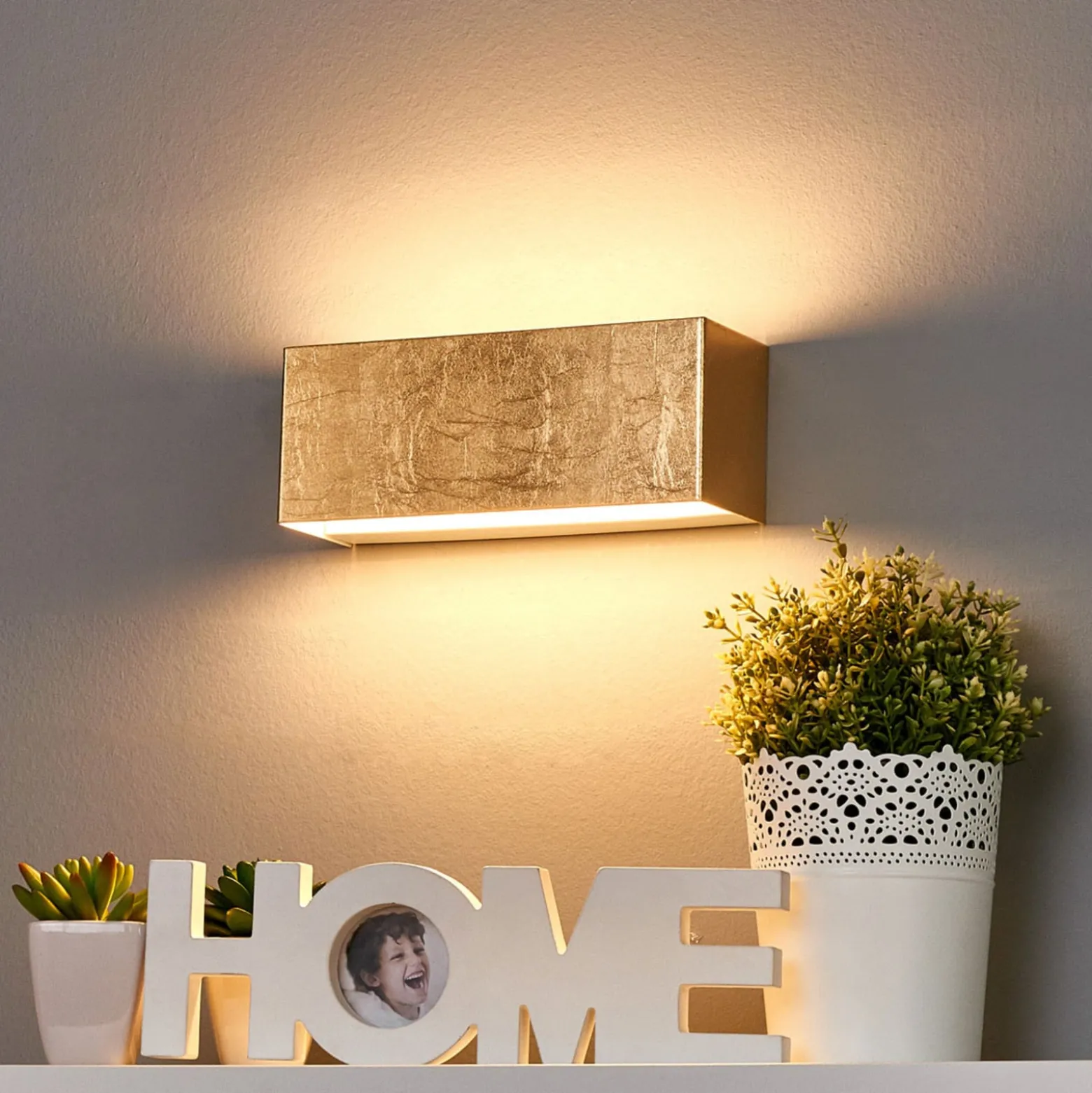 Lindby LED-seinävalaisin Quentin, 23cm leveä, kullanvärinen, metallia