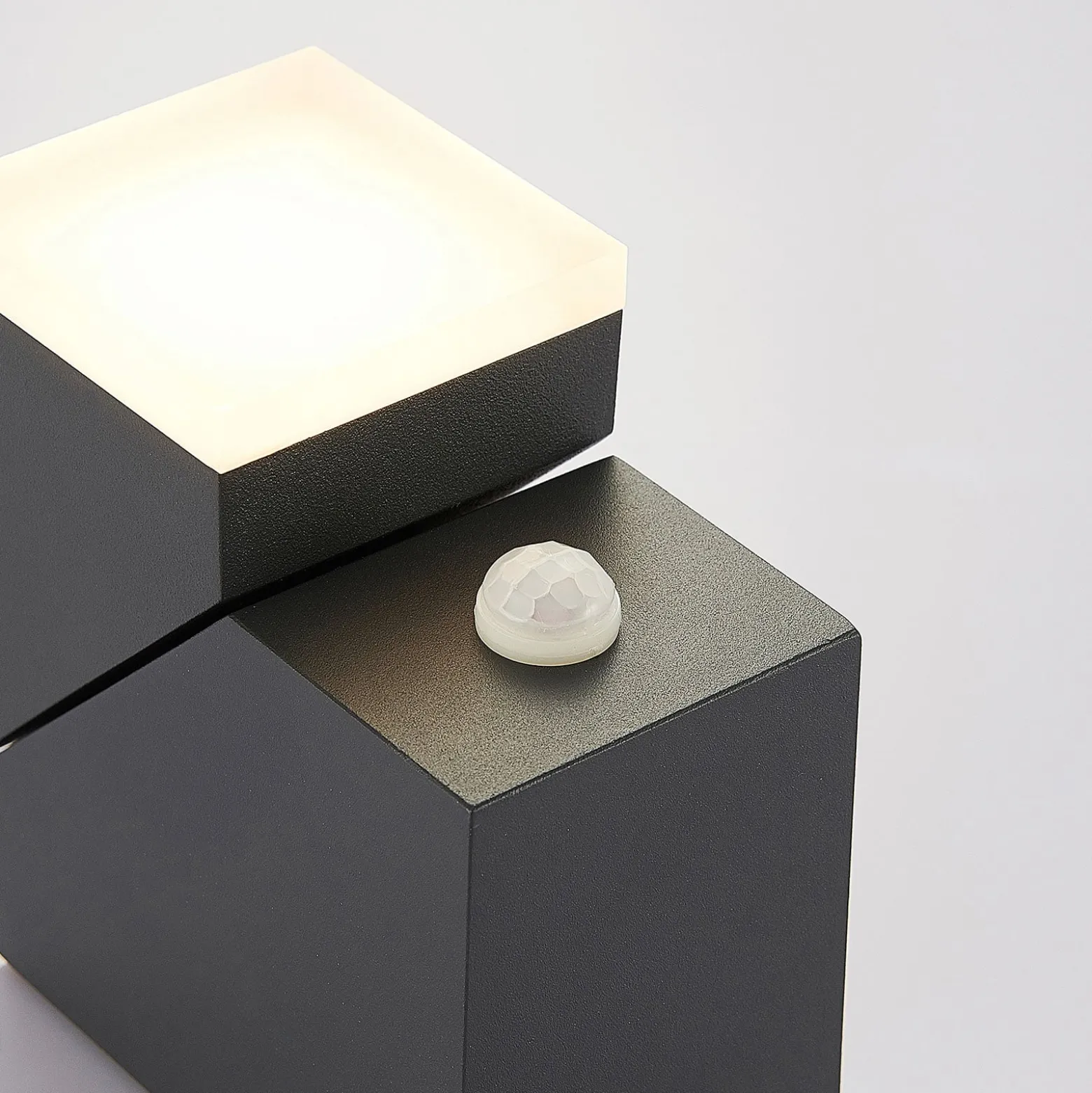 Lindby LED-seinävalaisin Sally, 15 cm, antrasiitti, IP54, anturi