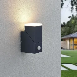 Lindby LED-seinävalaisin Sally, 15 cm, antrasiitti, IP54, anturi
