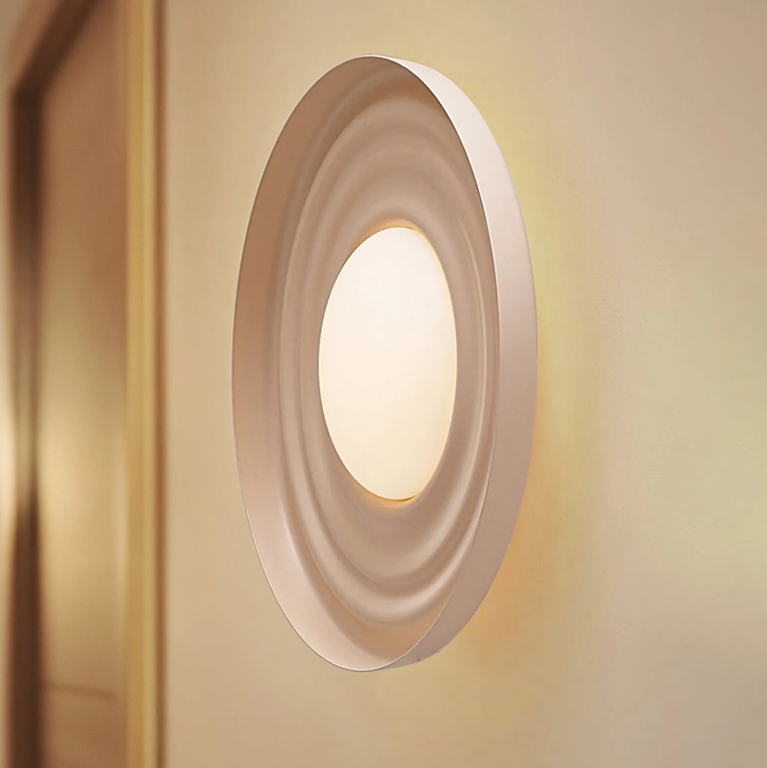 Lindby LED-seinävalaisin Waves, beige, Ø 43 cm, metalli