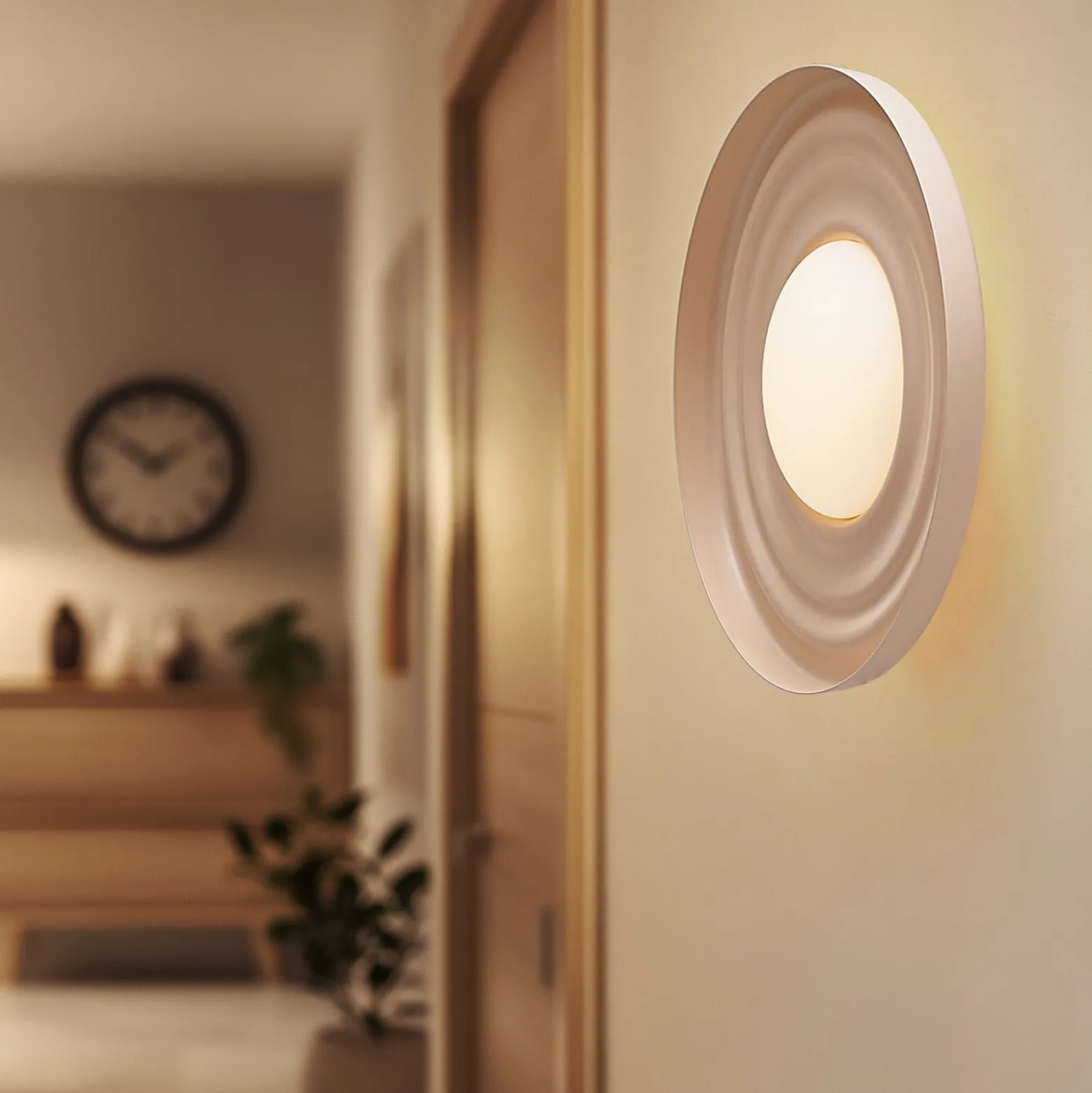 Lindby LED-seinävalaisin Waves, beige, Ø 43 cm, metalli
