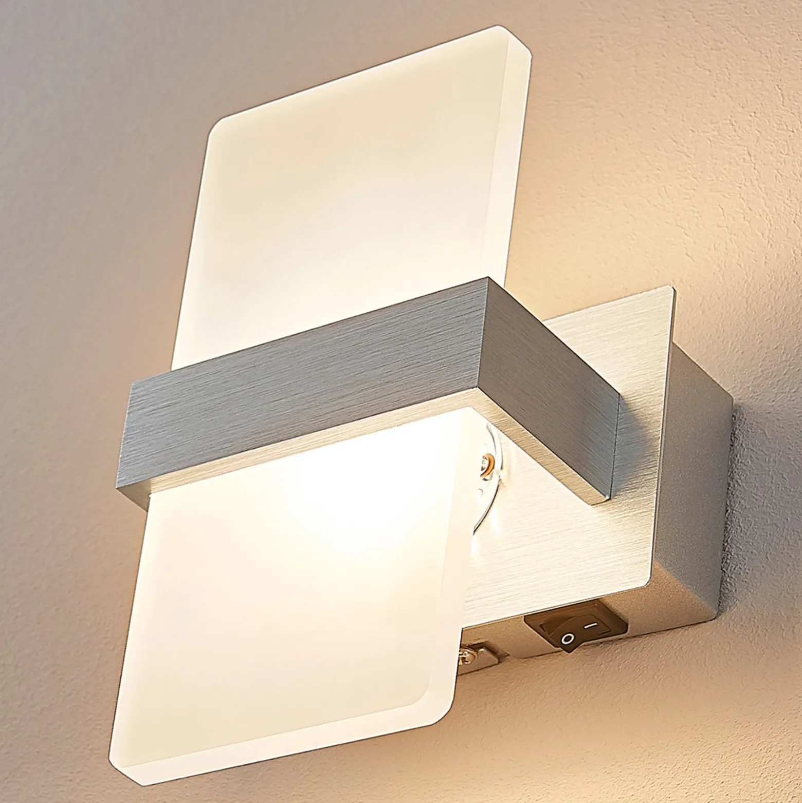 Lindby LED-seinävalaisin Yorick, 18 cm, alumiini/valkoinen, kytkimellä