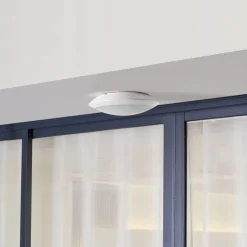 Lindby LED-ulkokattolamppu Naira, valkoinen, anturi, 30 cm, IP65