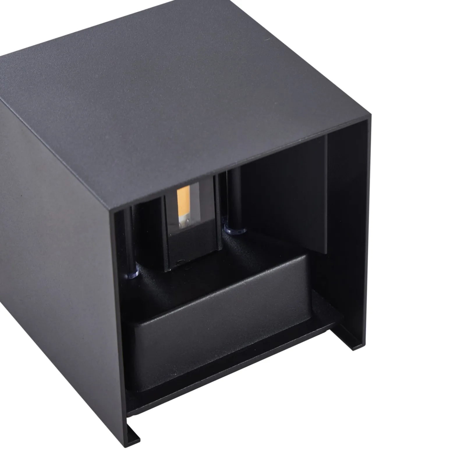 Lindby LED-ulkoseinälamppu Nivar, kulmikas, musta, 10 cm, IP54