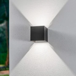 Lindby LED-ulkoseinälamppu Nivar, kulmikas, musta, 10 cm, IP54