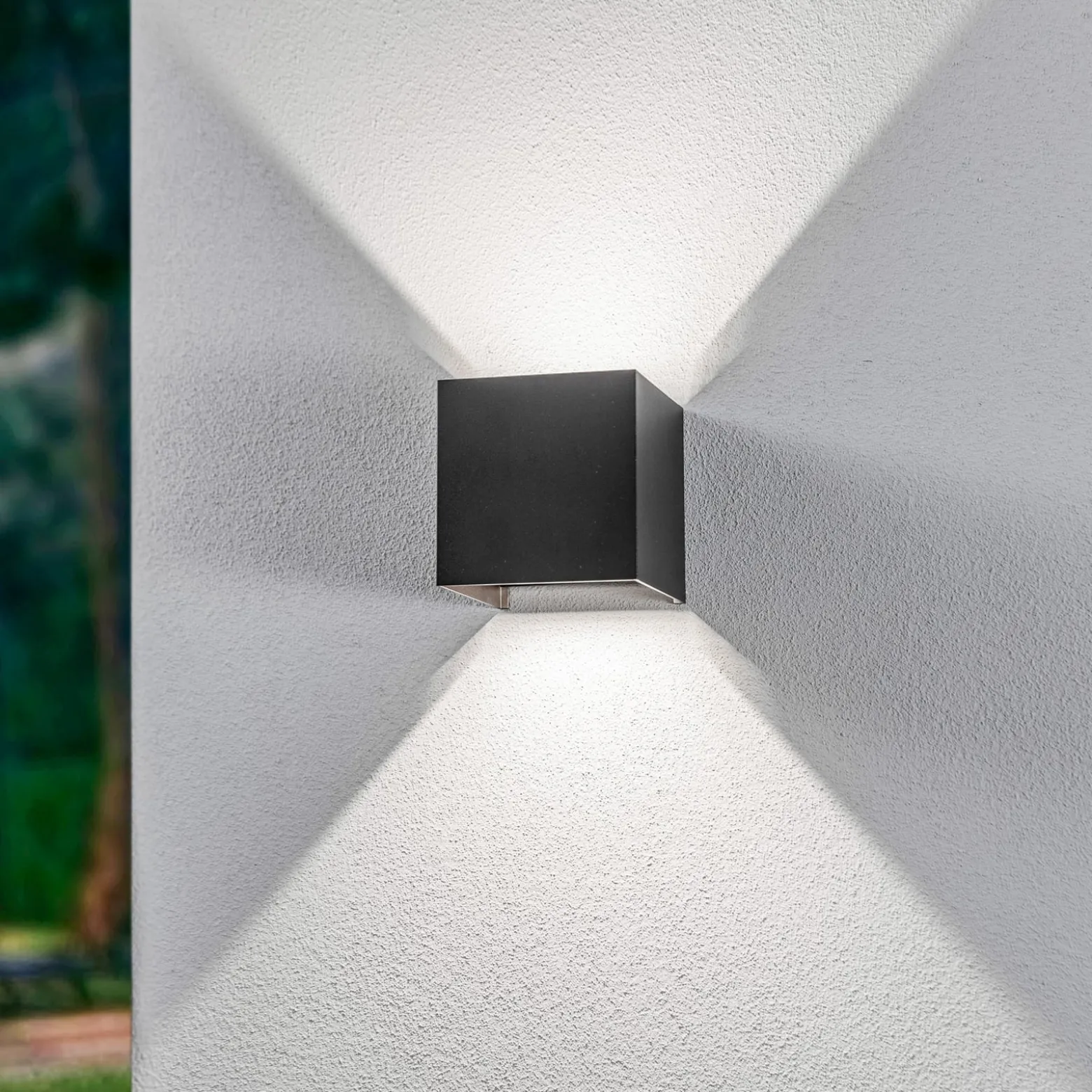 Lindby LED-ulkoseinälamppu Nivar, kulmikas, musta, 10 cm, IP54