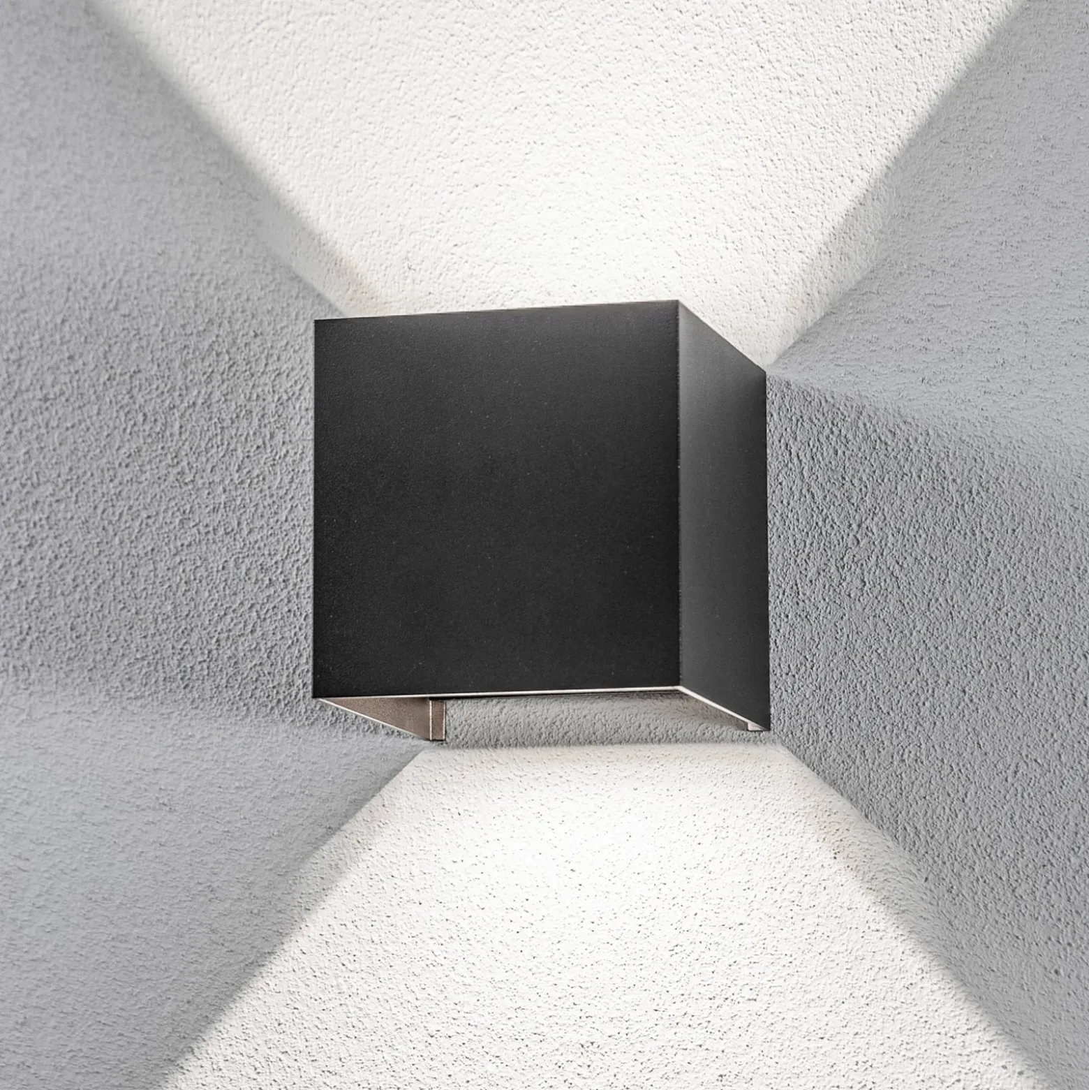 Lindby LED-ulkoseinälamppu Nivar, kulmikas, musta, 10 cm, IP54