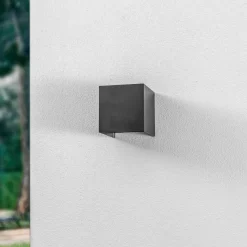 Lindby LED-ulkoseinälamppu Nivar, kulmikas, musta, 10 cm, IP54