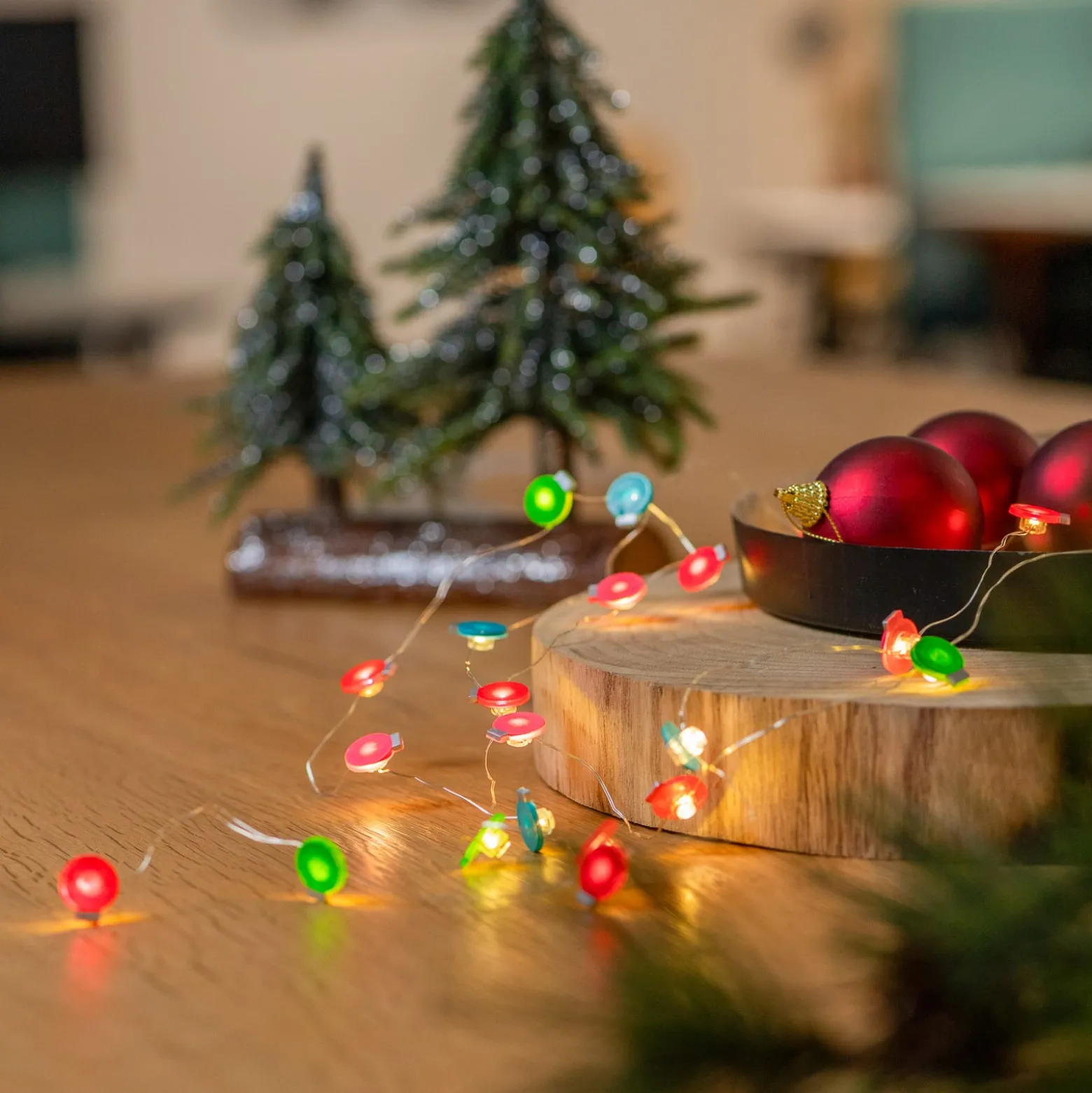 Lindby LED-valot Motje, pallot, punaiset, vihreät, 320 cm