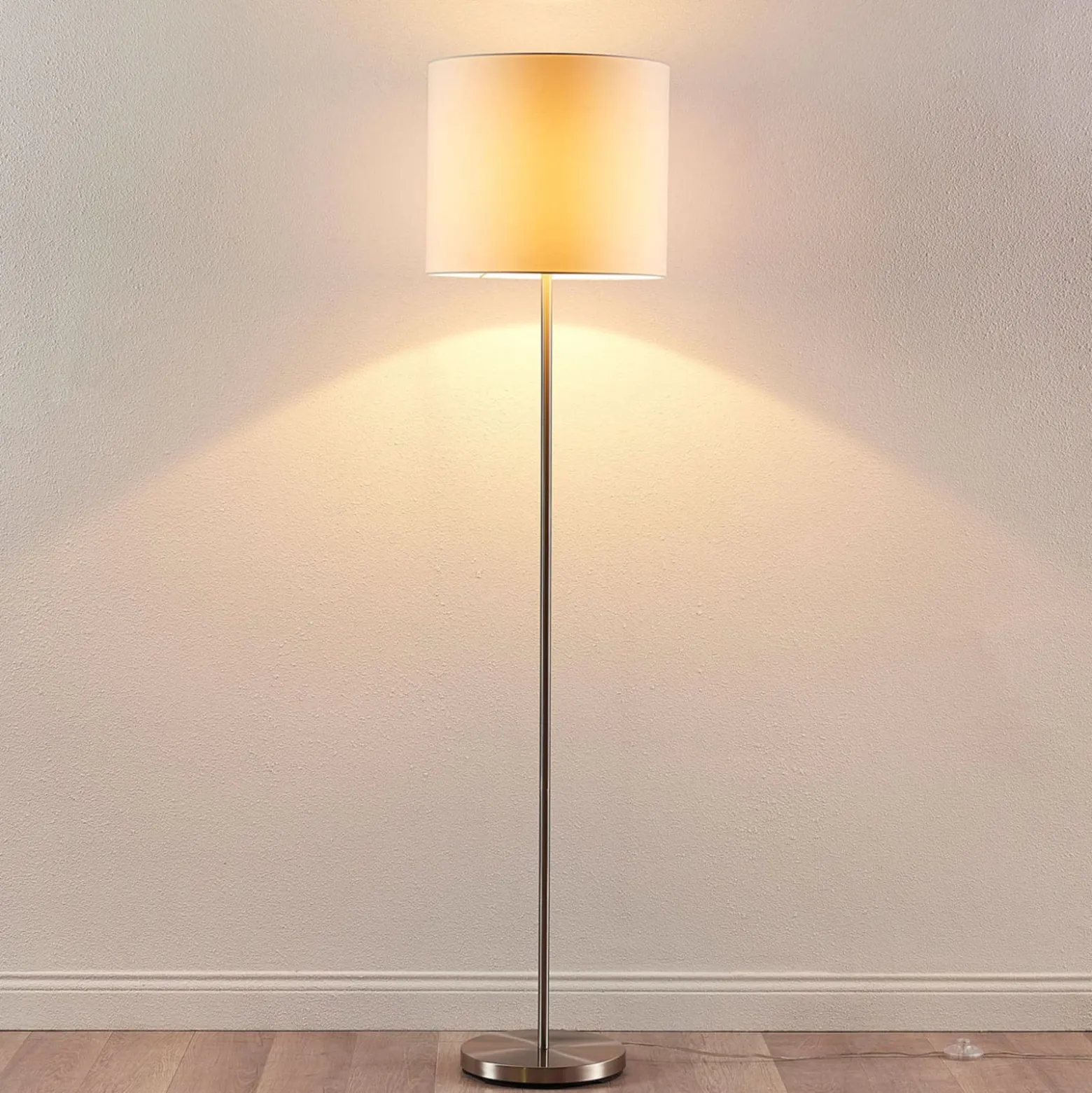 Lindby Parsa-lattiavalaisin, valkoinen, tekstiili, korkeus 167 cm, E27