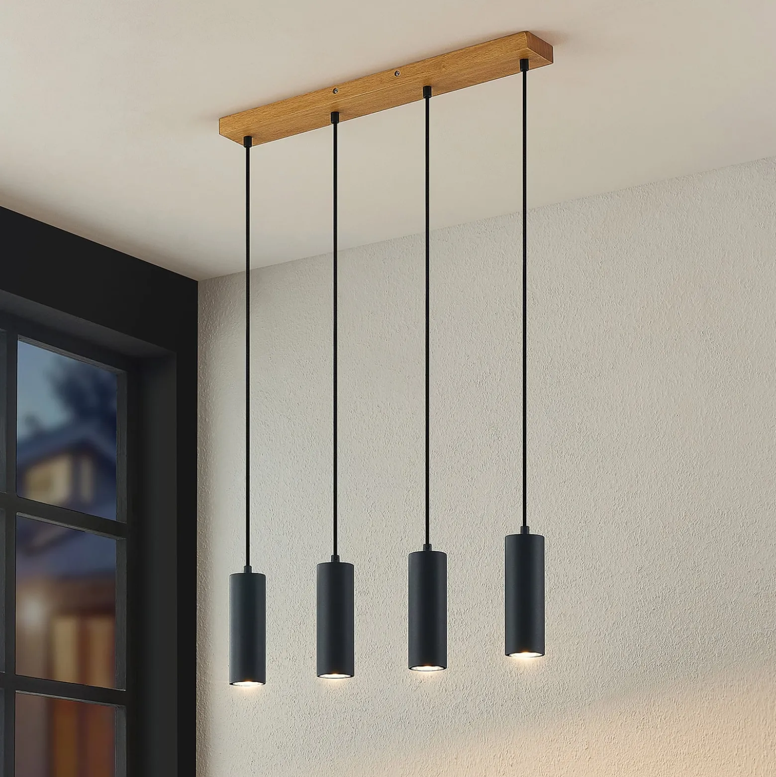 Lindby-riippuvalaisin Maniva. 60 cm, 4-valo, musta, GU10