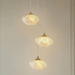 Lindby riippuvalo Piatra, Ø 25 cm, 3-lamppuinen, opaali/messinki, lasi