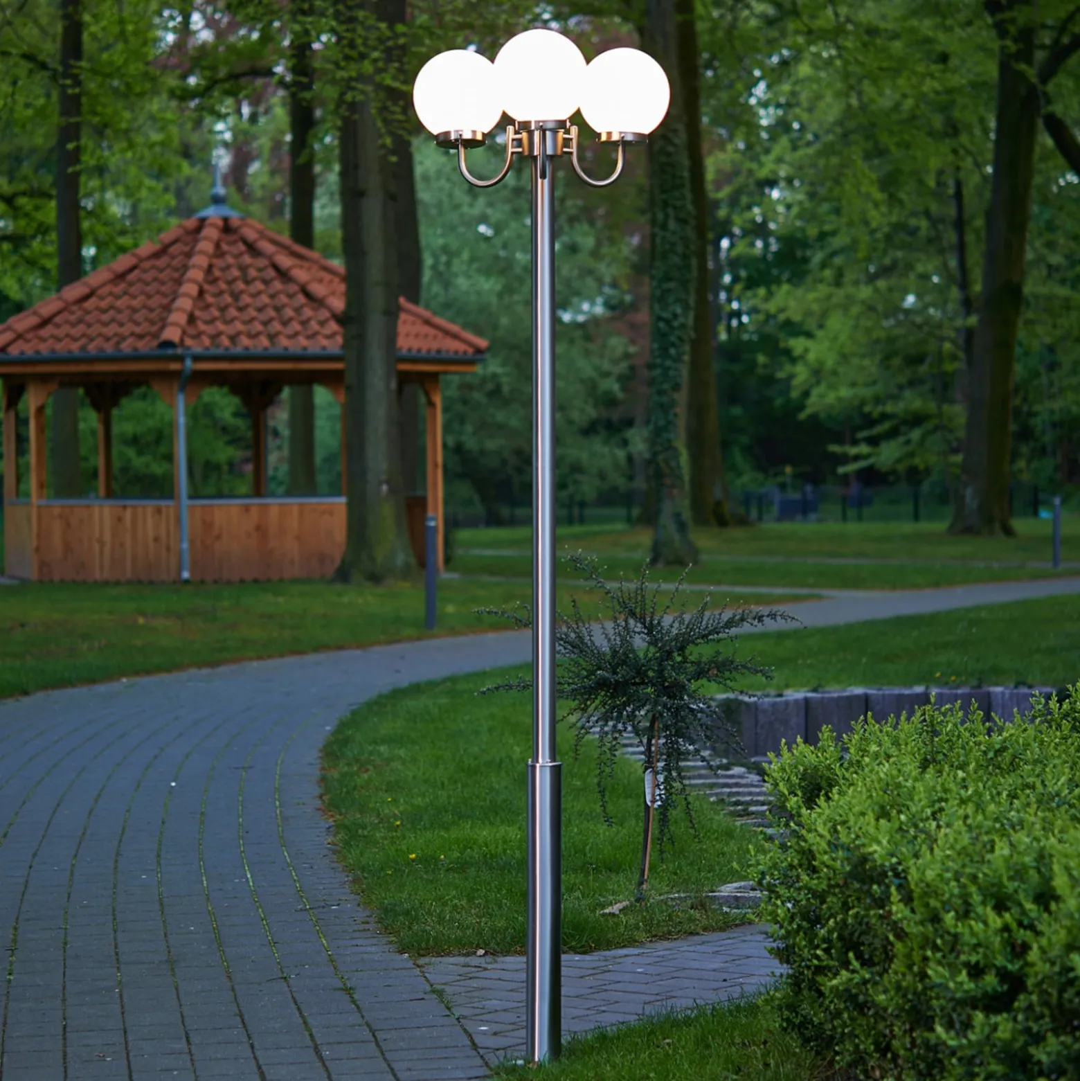Lindby Samuel ulkovalaisin, 218 cm, 3-valo, pallovalaisin, E27, IP44